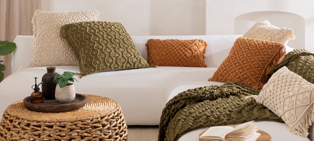 Pillow Talk weaved cushion chunky knit throw